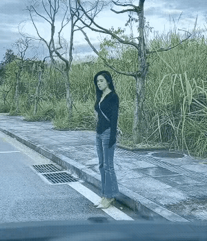 谁能想到，男朋友迟到半小时，女生的反应居然能统一到这种程度！路边焦急等了又等，看