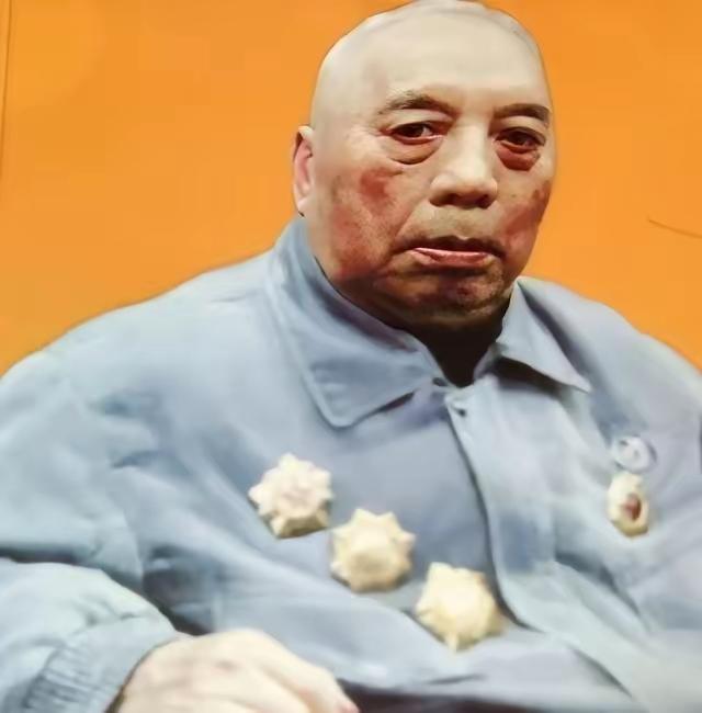 1976年初冬，兰州军区副司令乘坐绿皮火车，前往郑州出差。过了送餐时间，