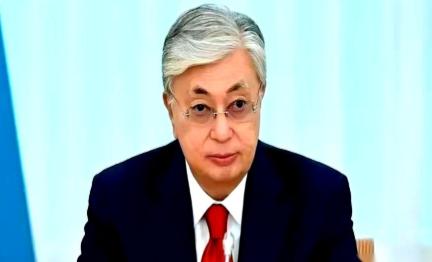 哈萨克斯坦的石油，有个毛病。家门口就是全世界最大的买家——中国，但它偏要把八成的