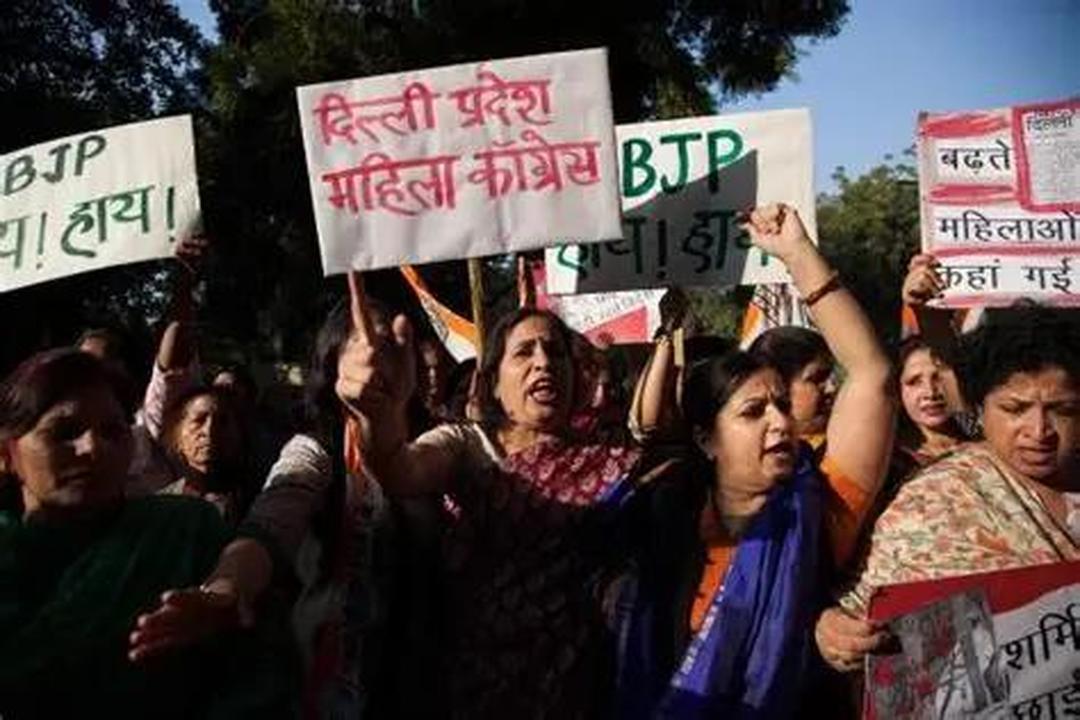 2004年，印度一个案子震惊全球。法庭上，众全球。法庭上，众目睽睽下，一群女人割