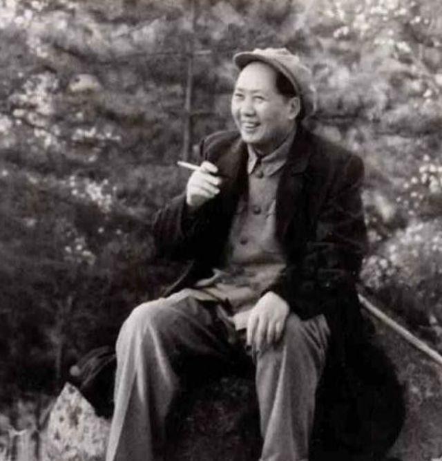 毛主席身边机要人员紧缺时，徐海东推荐一位年轻人，结果他在主席身边工作了四十年之久