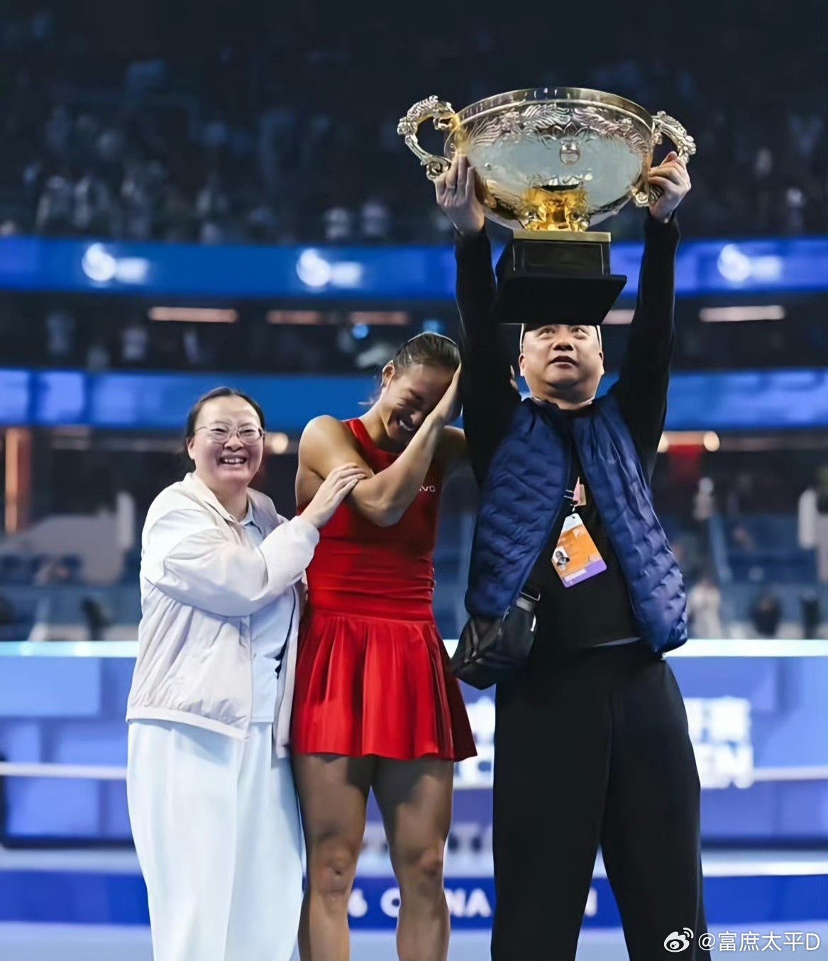 郑钦文夺冠父亲给她泼冷水郑钦文刚在钻石球场捧起职业生涯首座WTA1000冠军，转头就被父亲郑建坪追问