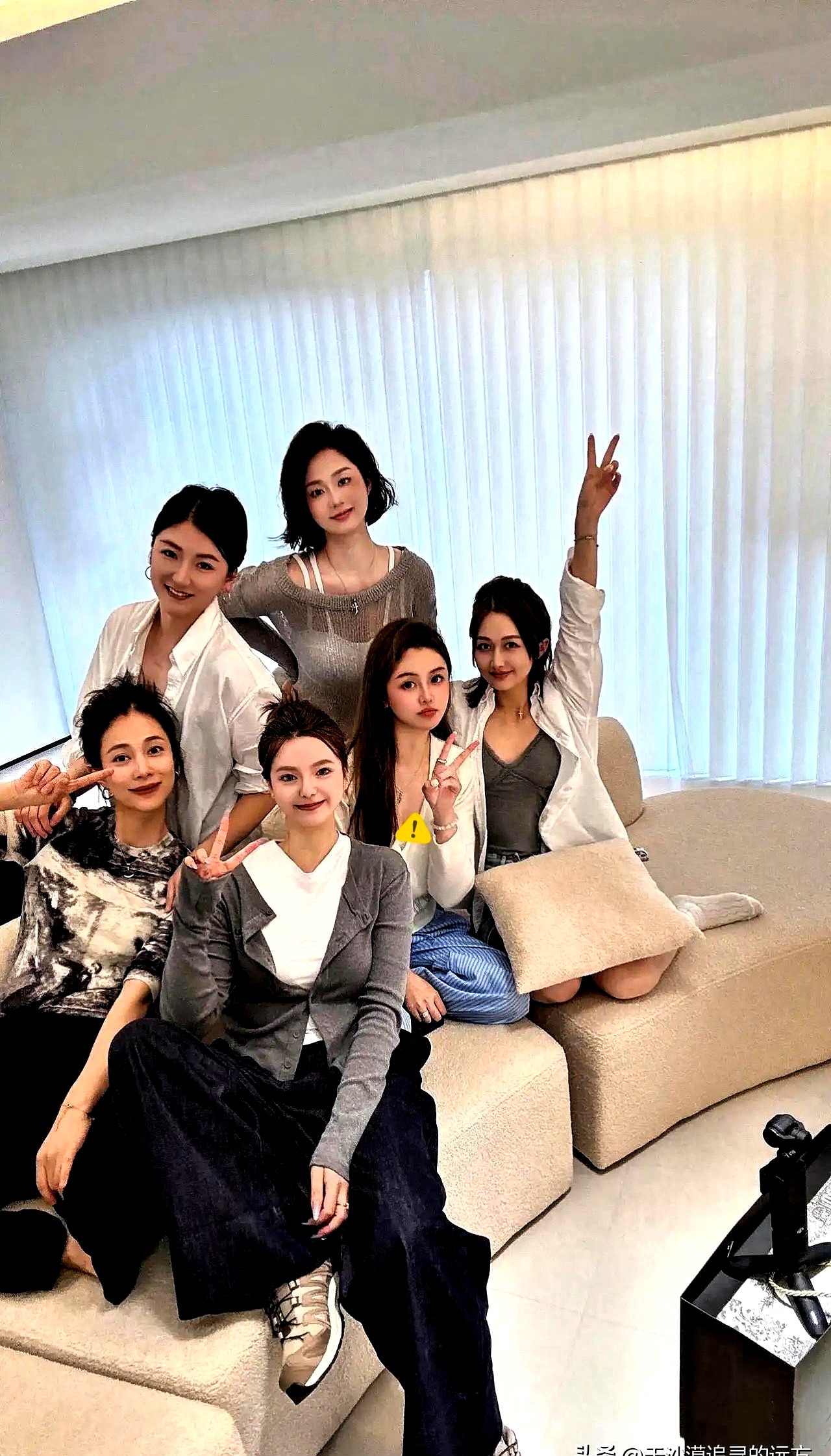六个闺蜜，四个离婚。饭局上，她们问我婚姻状况。我说，还行吧，吵吵闹闹，凑合着过。