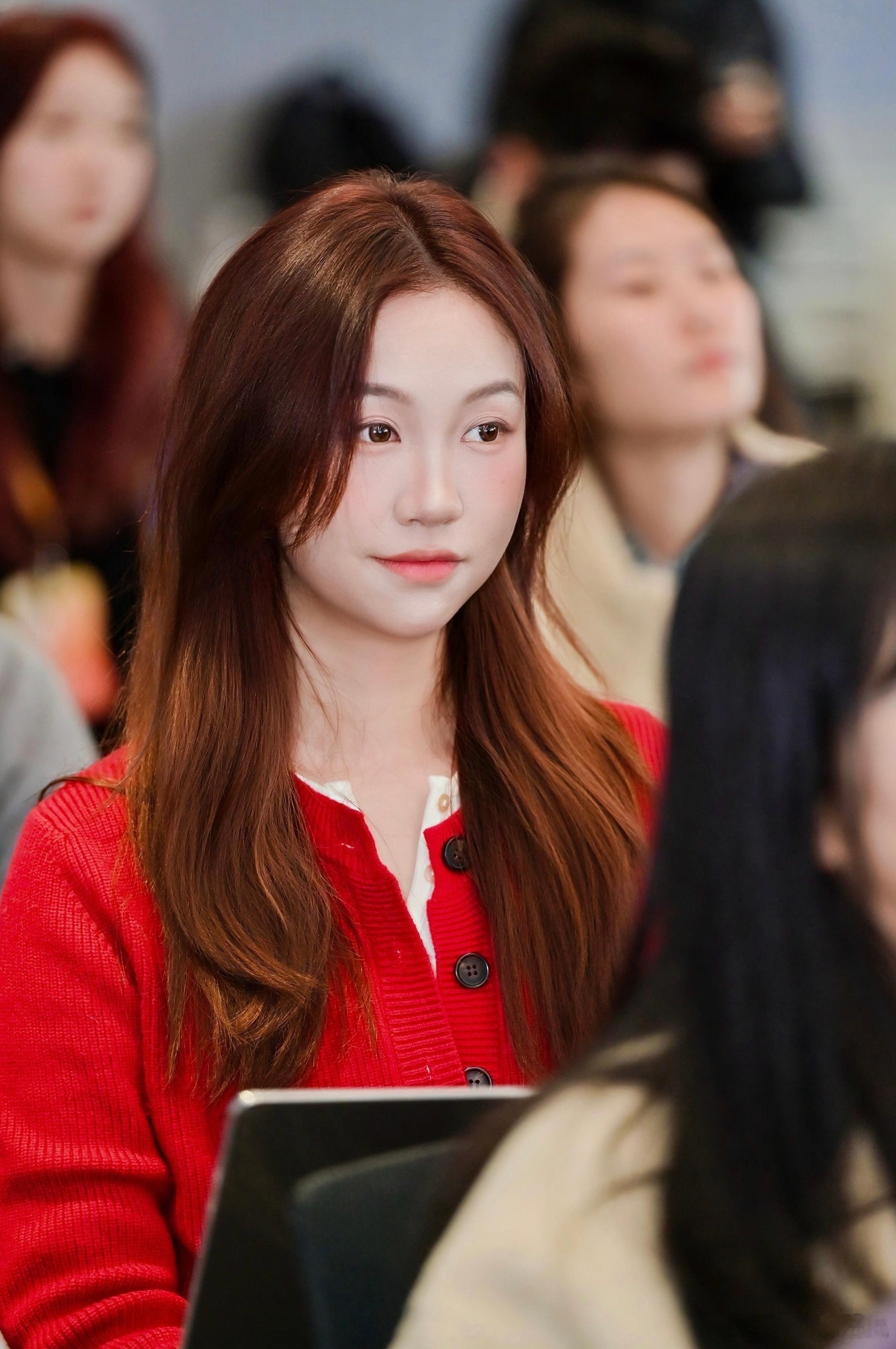 看似聚精会神实则脑子里都是中午吃什么