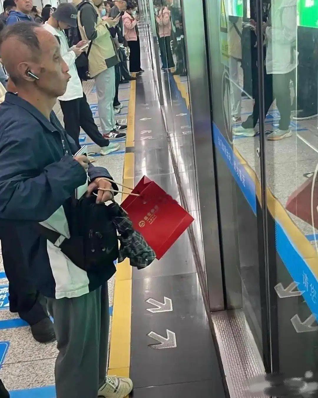 地铁偶然拍到，瞬间感慨：果然人不可貌相。平日里我们习惯依靠外表去预判一个人