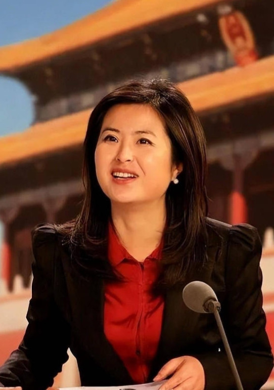 2015年，42岁的“央视名嘴”张泉灵辞职后，趁60岁的老公不注意，带着147万
