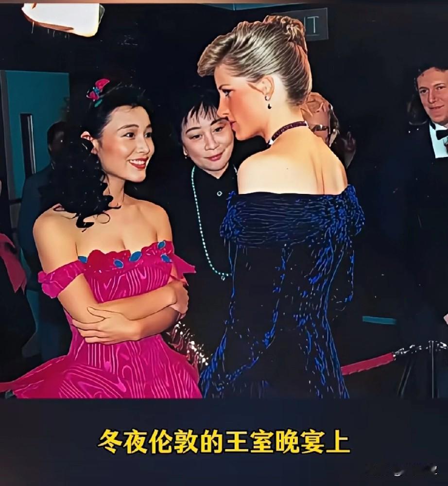 冬夜伦敦的王室晚宴上，一袭玫红裙装的陈冲与戴安娜王妃同框而立。东方明艳与西方优雅