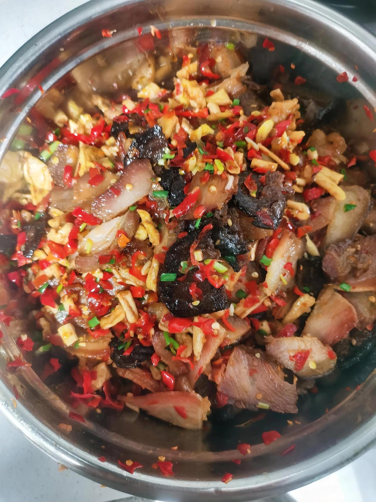 今日食堂菜谱：萝卜干炒腊肉猪肉炒荷兰豆紫菜蛋汤。小烟火，小欲望，小满足