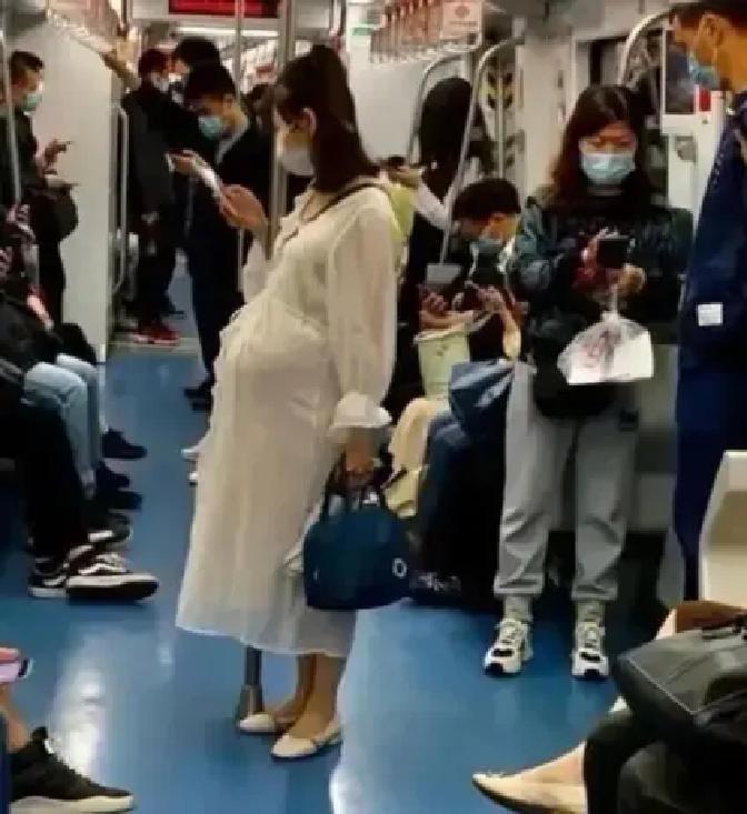 早高峰二号线上，七个月肚子的孕妇硬生生站了五站。车厢晃得她腿发抖，最后只能蹲下