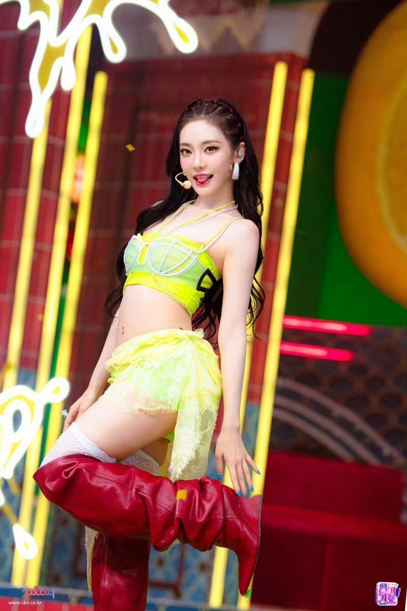 宁艺卓金色下至眼妆不用大面积的浓重晕染，只需一点金色细闪就能让眼睛瞬间有神。这