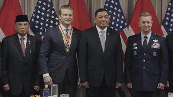 东南亚地缘圈突然被一颗“炸弹”炸醒！路透社昨天爆出来的猛料，直接把美国在南海的小