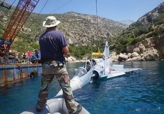 希腊空军坠海的“幻影”2000战斗机被打捞上来了，机体很完整，质量不错啊！[大笑