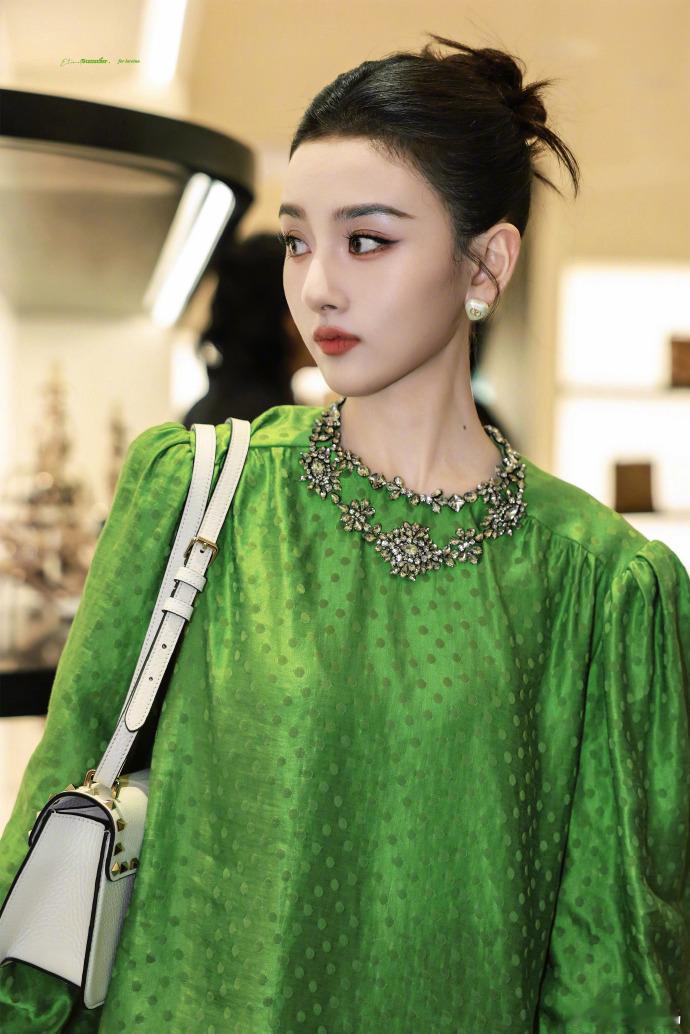 宋祖儿的脸女娲炫技那位来自东方的明艳佳人❤️🔥果然明艳的高饱和色系才最配宋祖