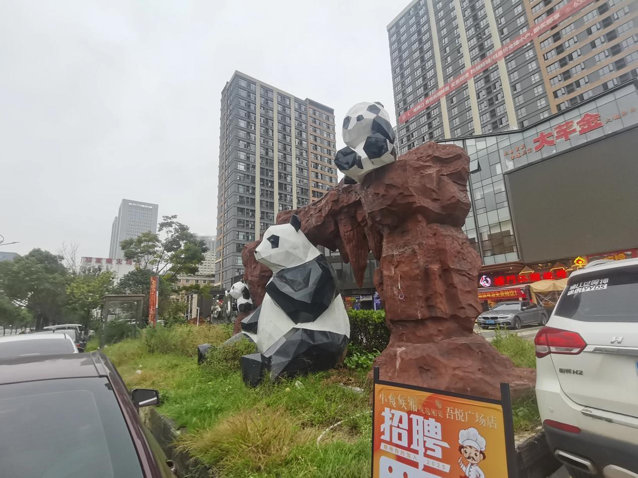 五华区这个中铁的项目，有住宅，公寓，商业等配套。商业名称叫耍都，在昆明有两个耍