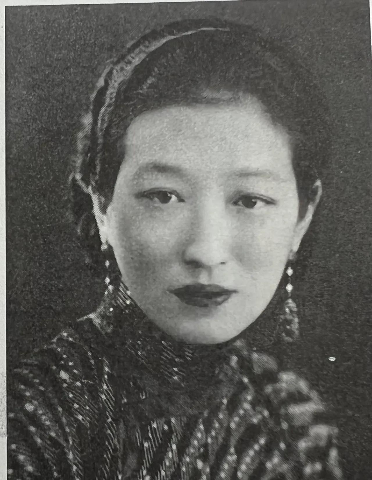 1949年冬天，上海一间逼仄的亭子间里，一个满脸浮肿、皮肤蜡黄的女人躺在破棉絮上
