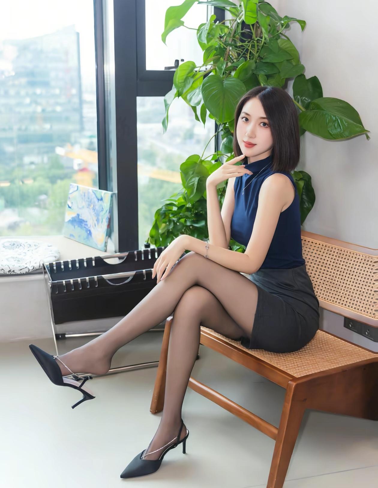 都市雅致风，绿植相伴，时尚穿搭，尽显优雅。