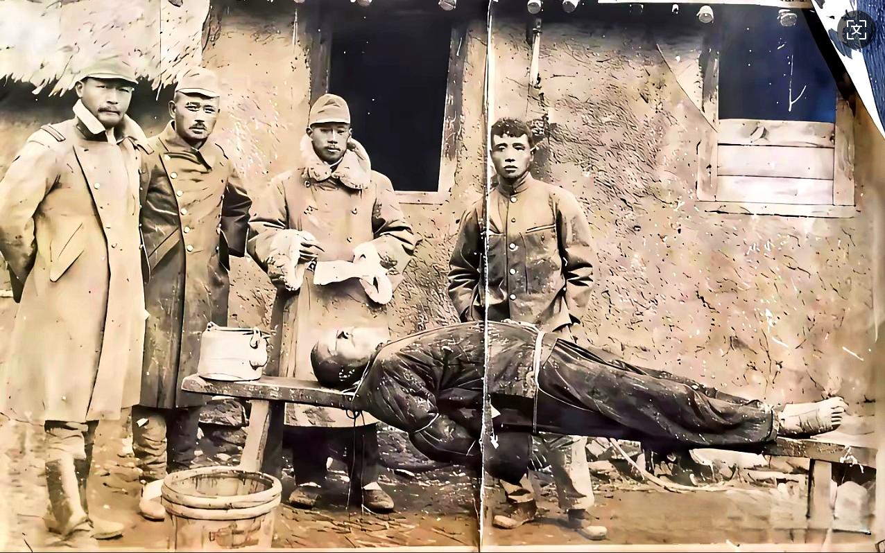 这是一张令人心痛的照片，4名日军士兵正在对一名村里的抗联战士施用水刑。虽然照片被
