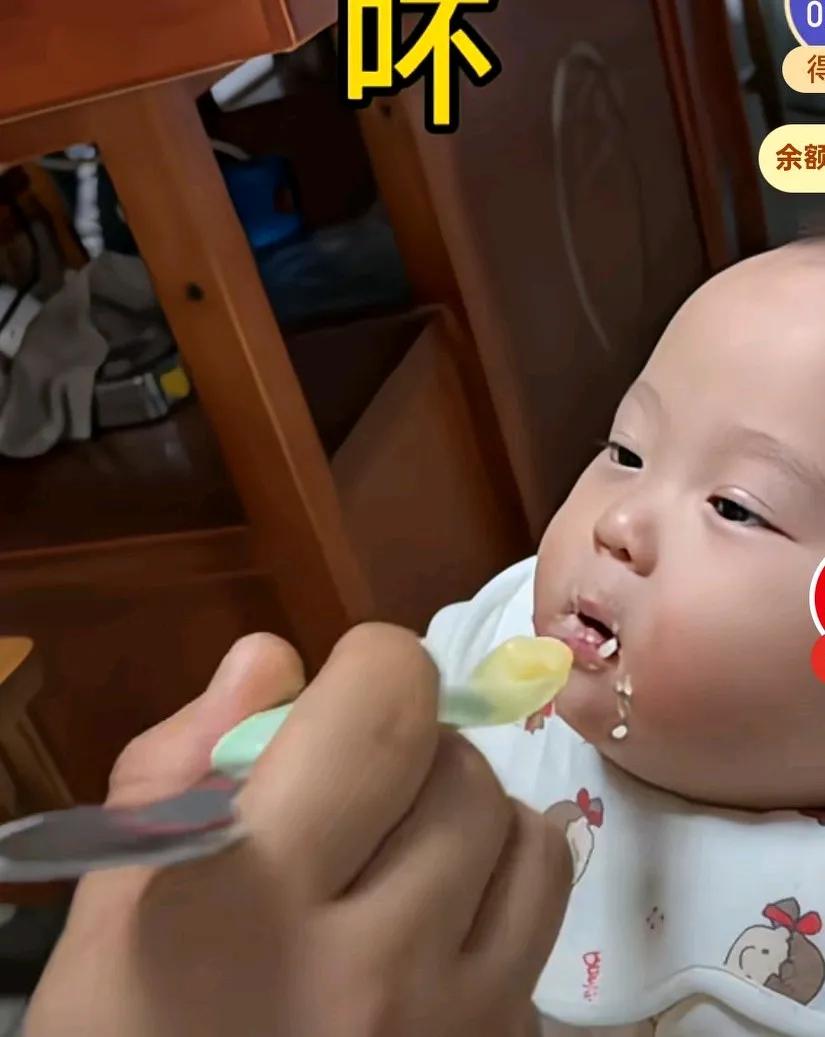 宝爸喂辅食遭宝宝疯狂呸，气得爸爸只打嘴，爸爸把辅食喂到宝宝嘴里，宝宝闭嘴不吃
