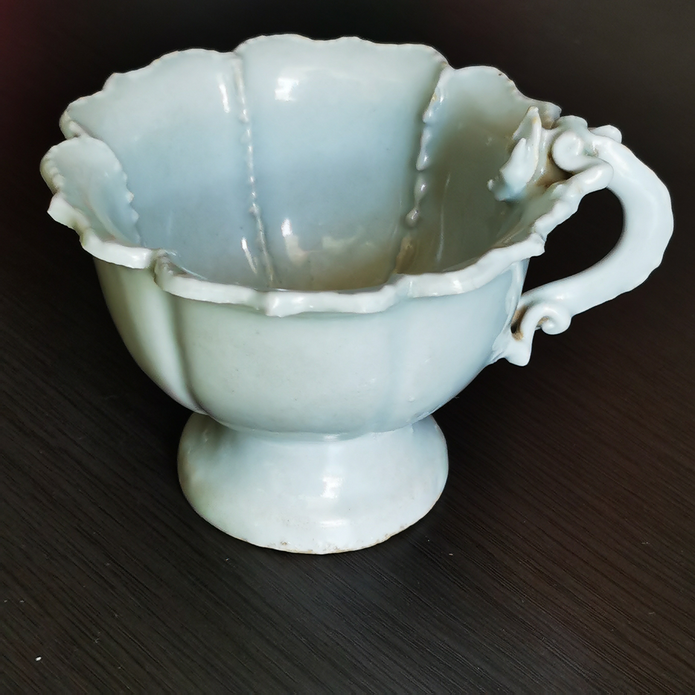 这种元代卵白釉龍把杯，整体外观器型古朴，那种釉面温润如玉的沧桑感十足。元代统治