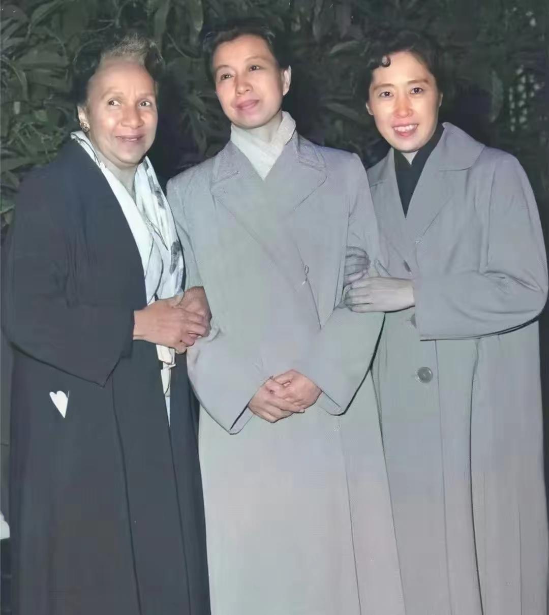 一张老照片，藏着建国初期中苏友好的小故事这张1954年的老照片，左边这位外