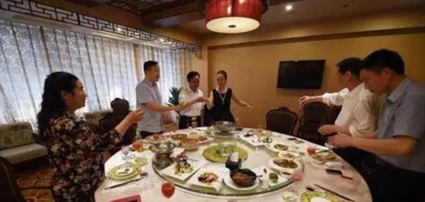 “悲剧还是发生了！”山东青岛，4名好友聚餐4小时喝光36瓶啤酒。散场后，34岁男