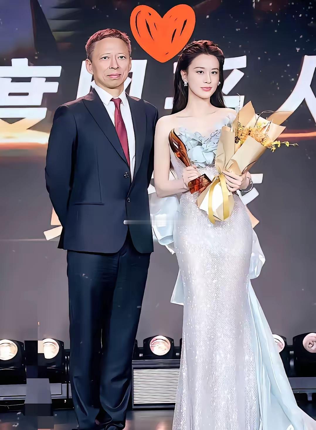 看这张图，左边的张朝阳和右边的黄圣依站一起，还挺有反差感。张朝阳可是妥妥的学霸兼