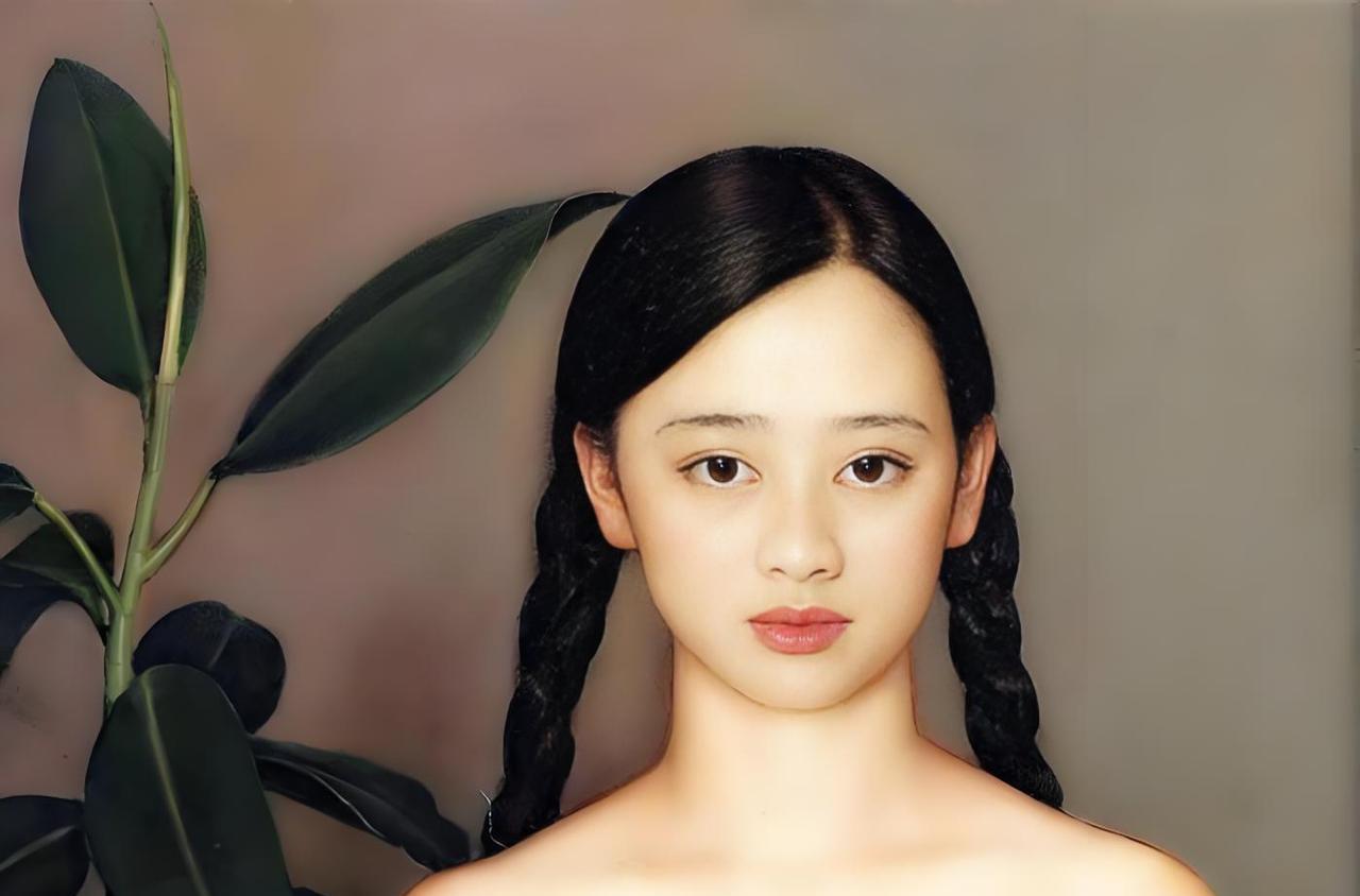 1986年，一位画家迎娶了自己的人体模特，新婚之夜，他不做俗人之举，为一丝不挂的