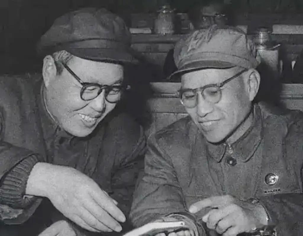 1969年，时任山东省革命委员会主任王效禹（左）与济南军区副司令员兼山东省革委会