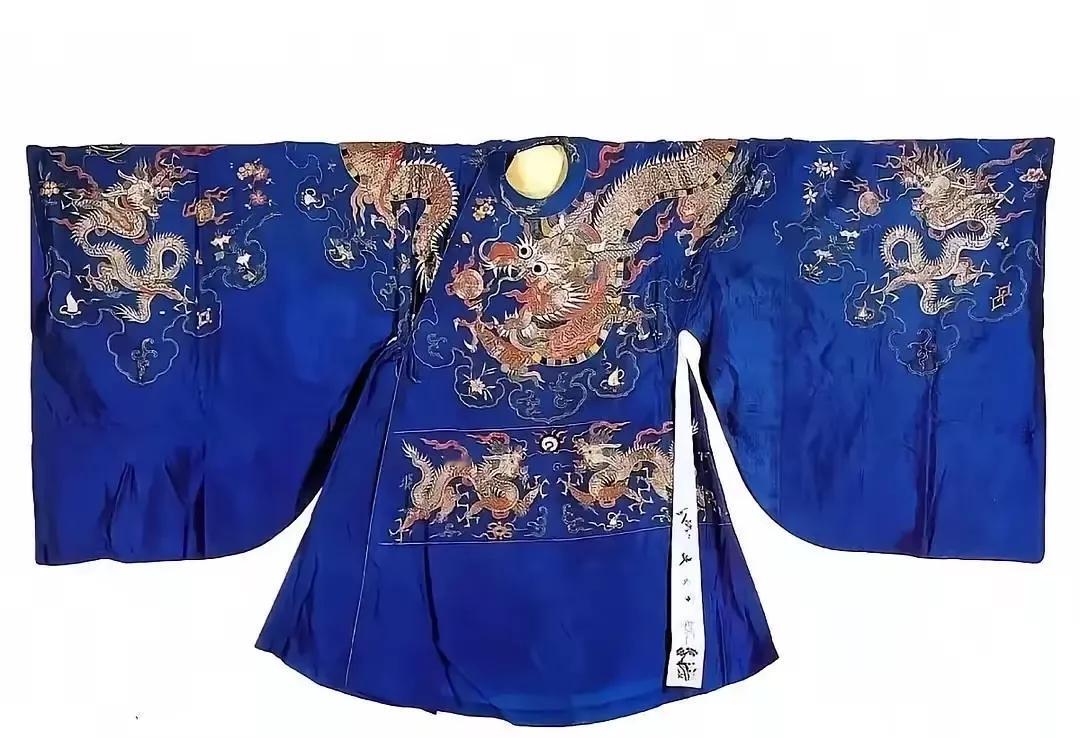 孔府公布了一批明朝汉服，并不是说它只有这个，其它的朝代的肯定也有。这其中自然也包