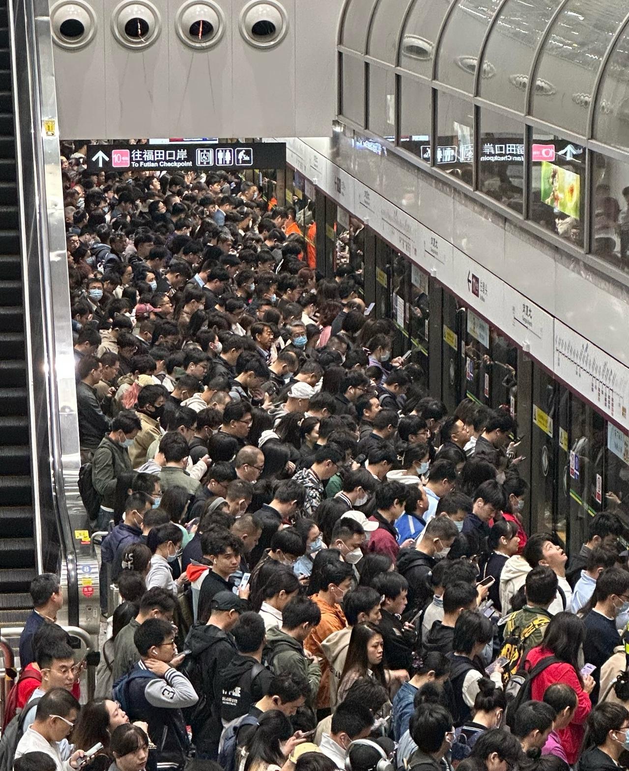 深圳地铁11号线终于不挤了！！岗厦北地铁站好像增多了很多11号车，以前人贴人