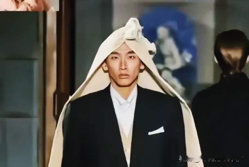 巴黎世家主打一个破烂。把破烂当成了时尚。关键是还有人买单。把破烂卖成了黄金