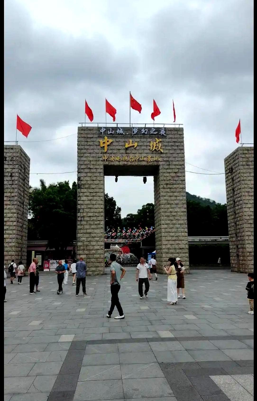 你敢信吗？一个镇说没就没了，连路牌都快找不到了。中山这几个“消失的镇”，真是