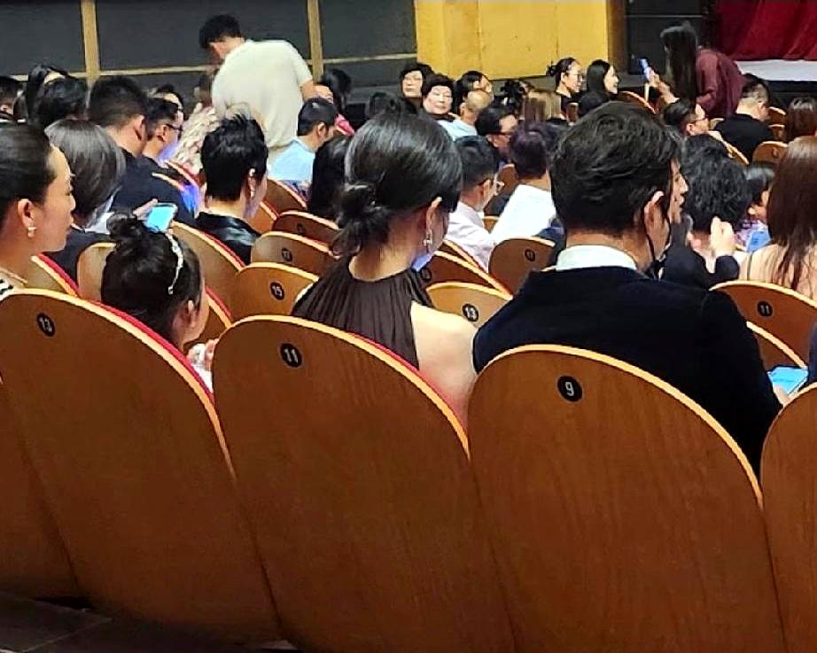 当幼儿园艺术节谢幕时，罗晋戴着口罩把小小糖护在身侧，唐嫣坐在中间，六岁的小脑袋盘