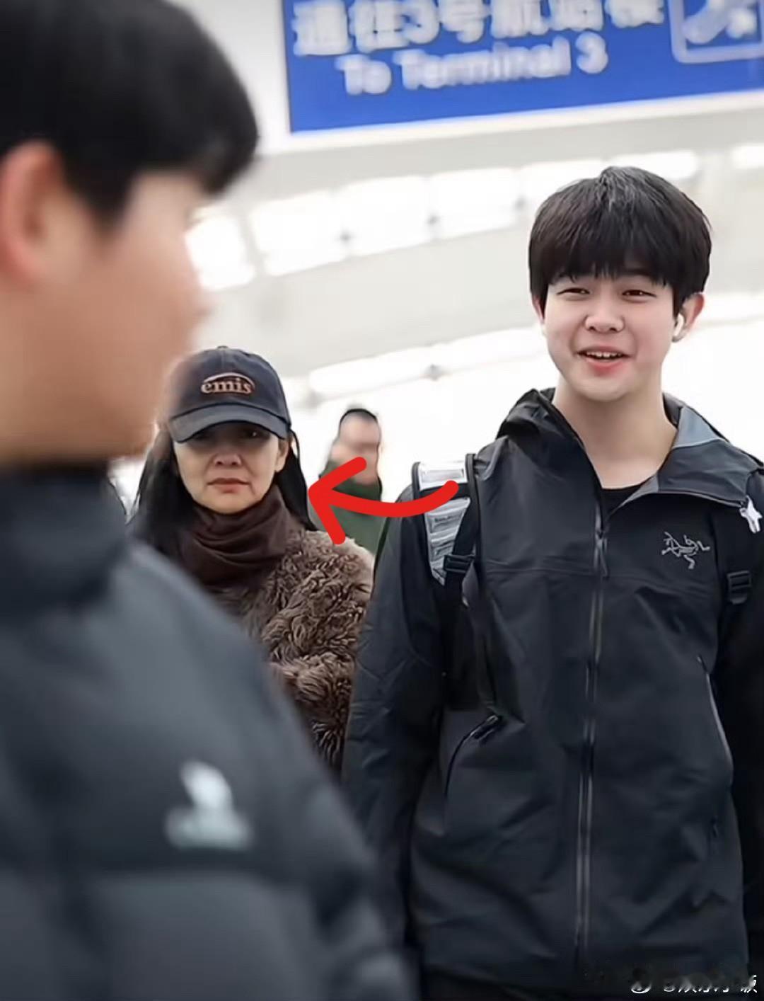 站在安吉旁边的胡可有一件事情大家可以不用争了那就是带孩子累，还是赚钱养家累