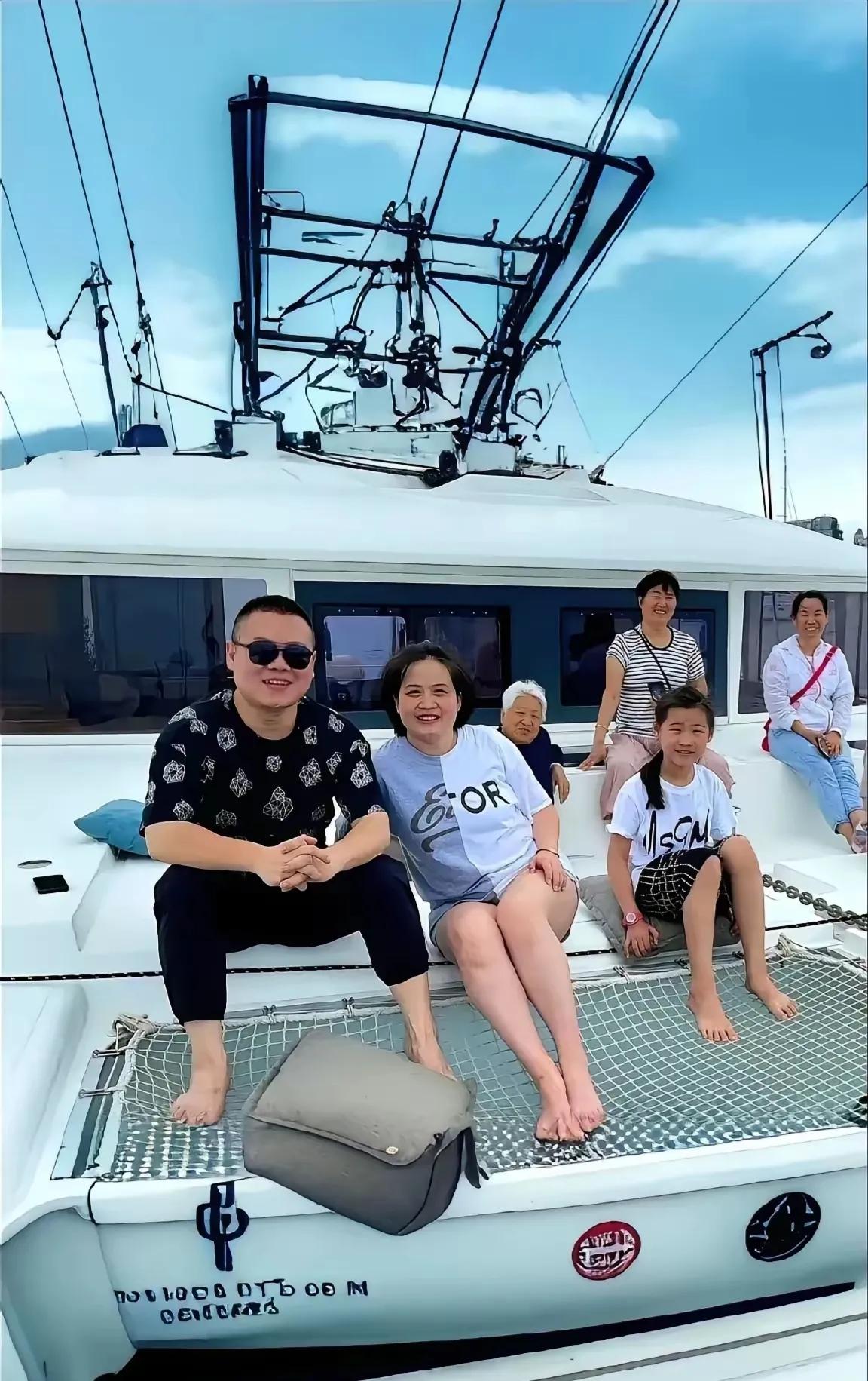 小岳岳真正实现了带领全家人致富。5个姐姐，一个弟弟，全部因为他而过上了幸福的生