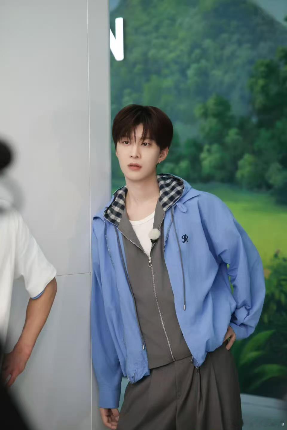 范丞丞墨镜掉了本来以为落水会是帅气名场面，结果范丞丞全程专注找墨镜，瞬间从优雅