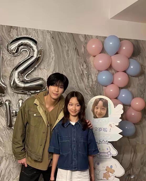 洪欣儿子为妹妹庆生，彤彤12岁了长相清秀，比妈妈还漂亮，洪欣还带女儿去英国游玩了