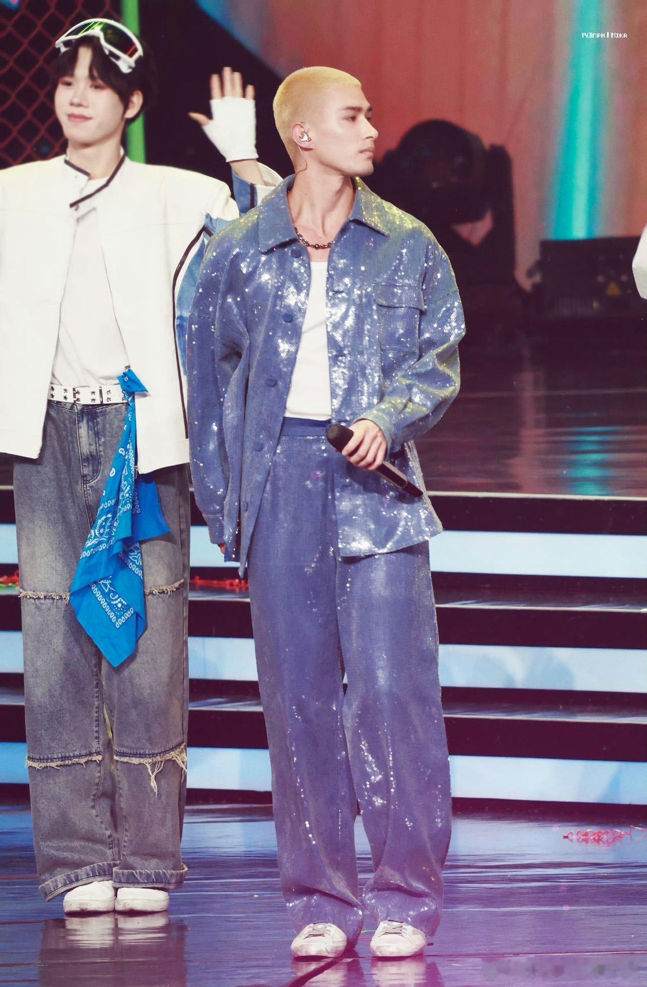 米卡的提词器是拼音谁被米卡的拼音提词器可爱到了！看着拼音唱得又稳又丝滑，咬字还