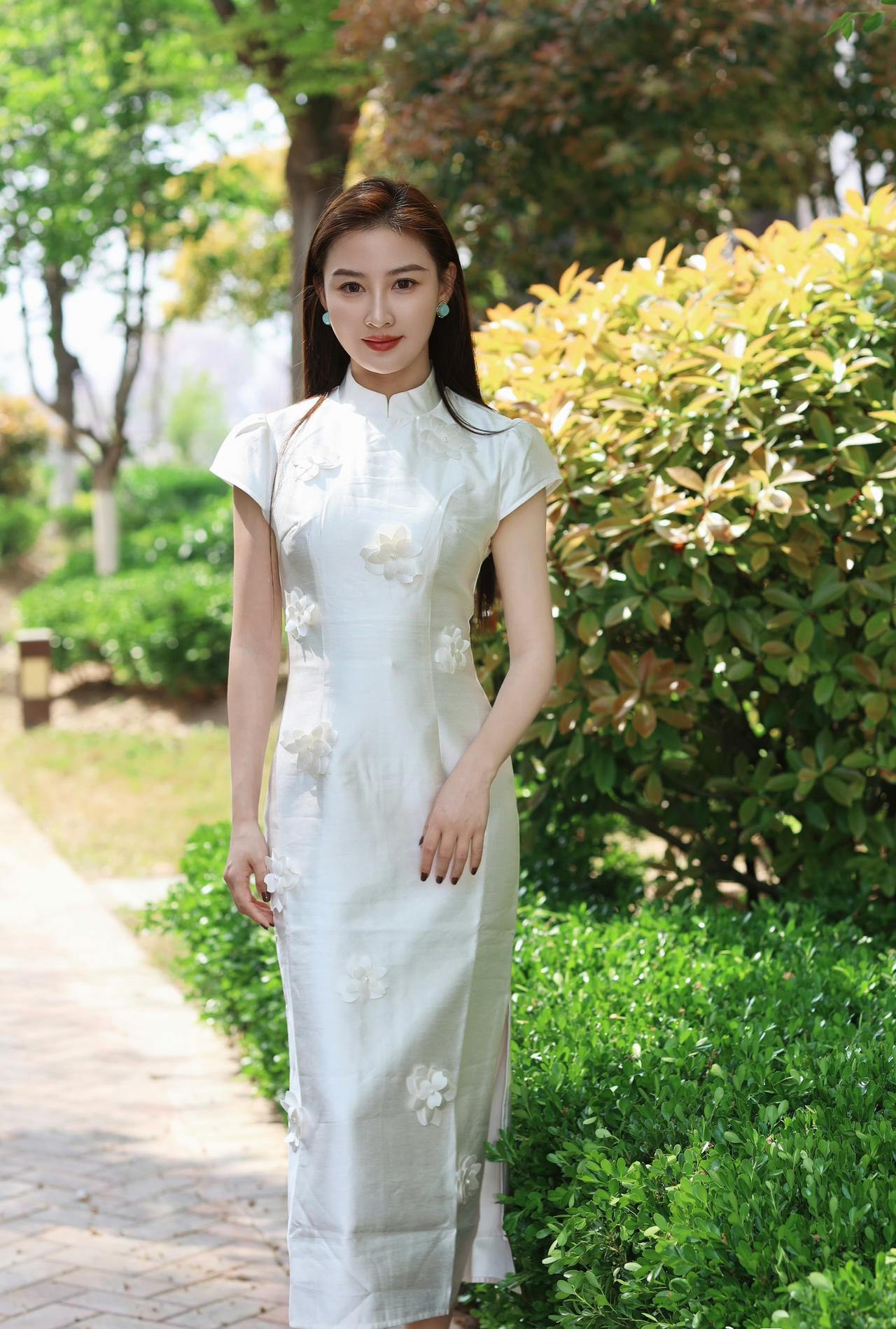 春风有信，旗袍有约，在烟火日常里，做个温婉的东方女子。旗袍