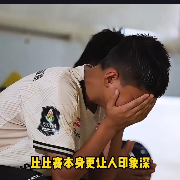 全网破防！赢球不张扬，董路鞠躬安慰哭红眼的新疆小球员这才是中国青训最该有的
