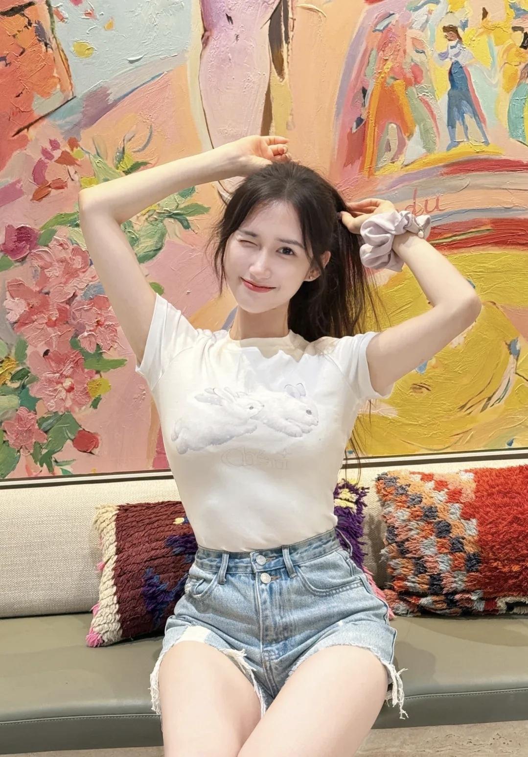 少女心满满，萌兔T恤与牛仔短裤的完美搭配！💕🌸👗