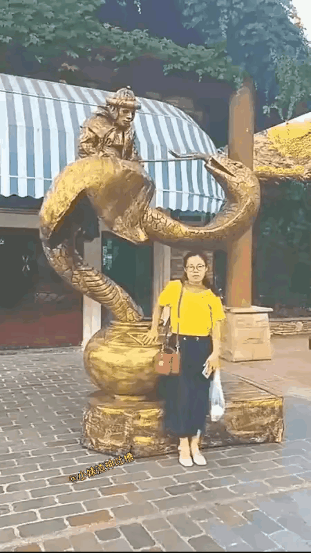 美女去景区玩，看到一个雕塑很有特色就去合影，万万没想到，接下来发生的一幕……吓得