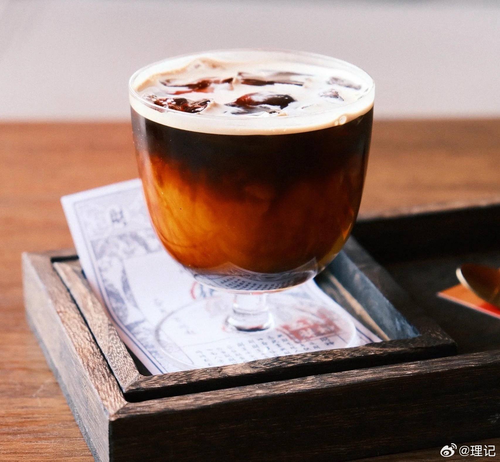 「爱喝咖啡的追星族们，帮你选择最健康的控糖咖啡」很多追星的年轻粉丝朋友喜欢喝各式