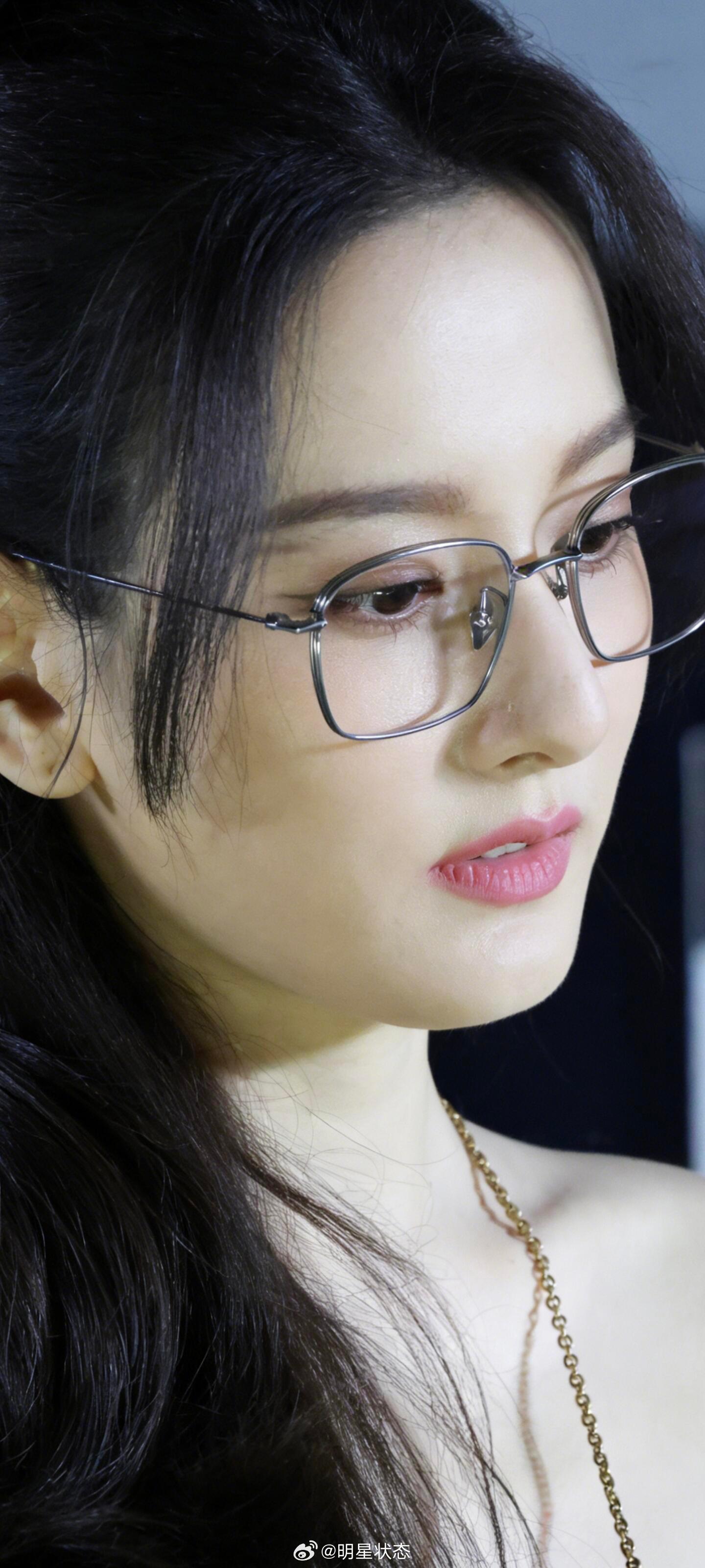 宋祖儿戴眼镜女人味