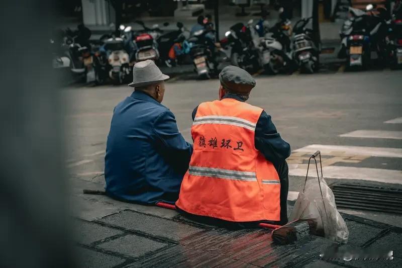 人生是一场单程旅途，百年之后，你我皆如尘烟。拼搏一生，带不走一片砖瓦；执着一世，