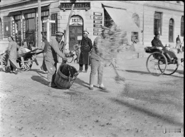 明清皇帝出巡，北京的地方官和老百姓要「净水泼街，黄土垫道」，其实并非仅仅处于敬意