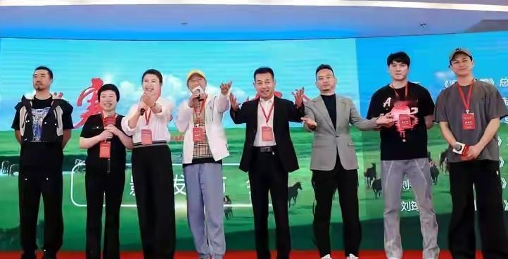 闫学晶账号被封第三天，电影发布会照常开了。红毯上闪光灯追着她问，她笑着挽住刘佩