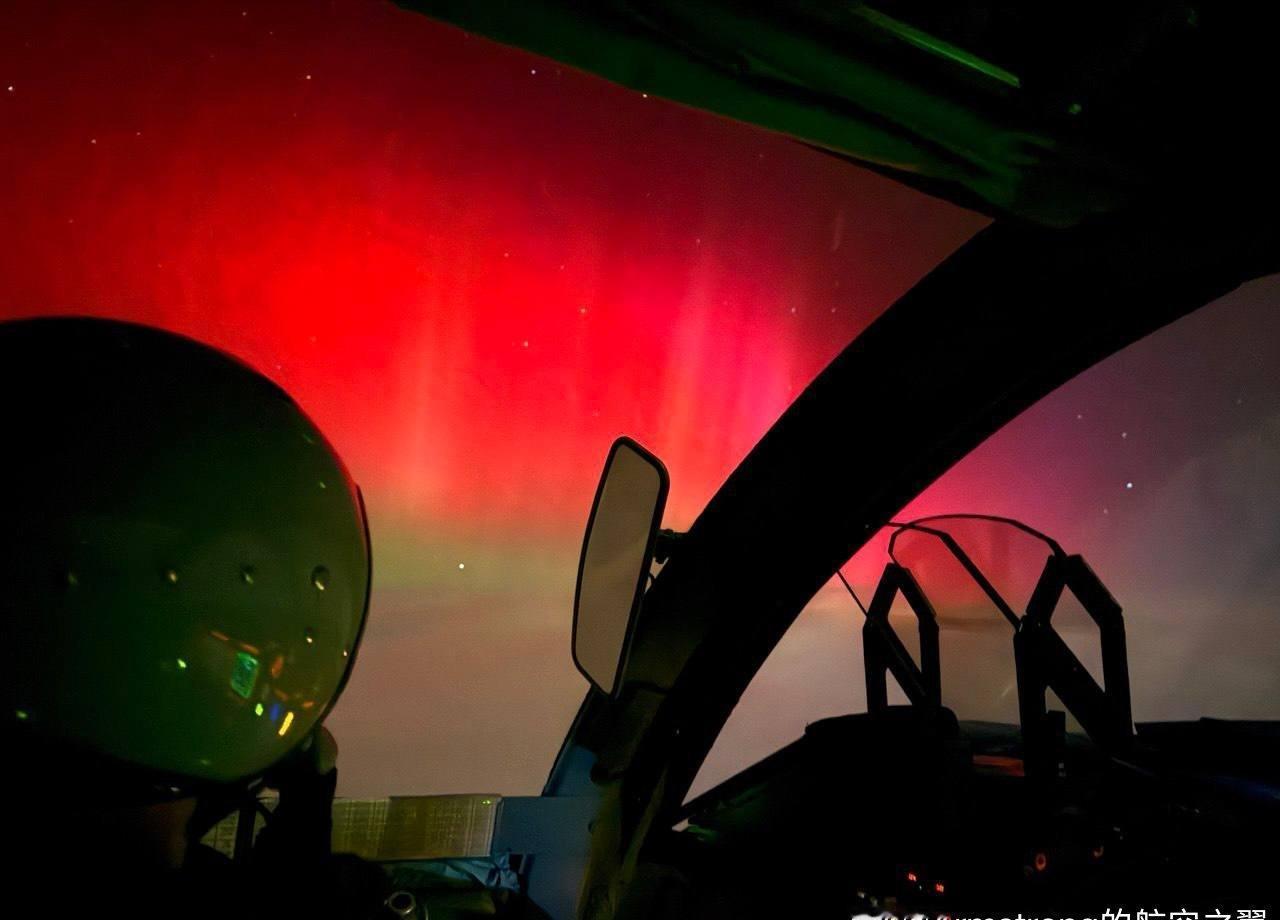 苏-34鸭嘴兽飞行员夜航遇见极光​