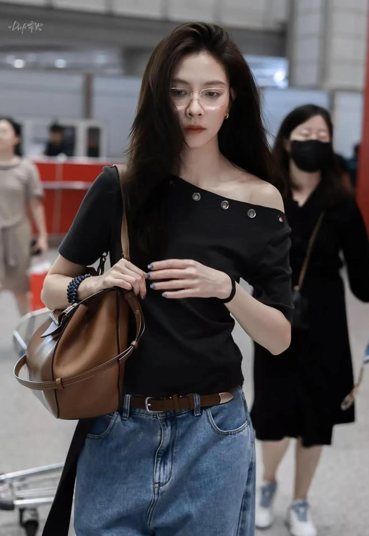 原来高级氛围感，根本不用花里胡哨宋妍霏一身黑+牛仔，简单又耐看小心机斜肩设计