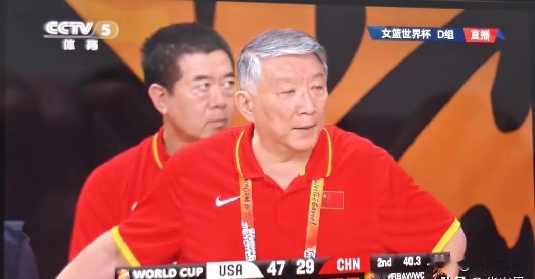 中国女篮的主教练宫鲁明简直是太无奈了！在女篮世界杯美国VS中国的比赛中，第二节比